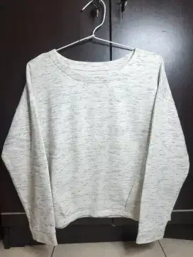 Crewneck GU Crop Wanita Preloved