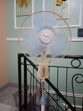 Kipas angin merek Cosmos. Angin kencang. Tombol semua aktif.