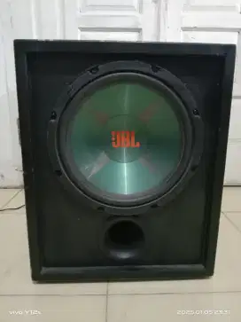 Subwoofer aktif JBL