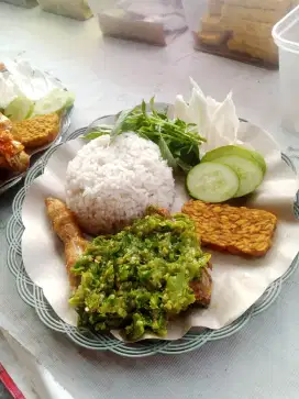 Dibutuhkan Pria Berpengalaman jualan ayam goreng/seblak