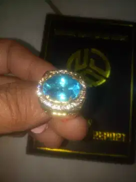 Edisi cincin Blue London Topaz premium masih terjangkau