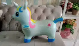 Kuda-kudaan little poni dan boneka buaya