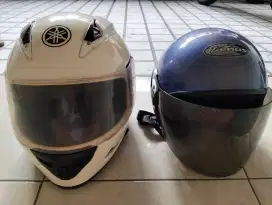 2 buah helm besar dan kecil