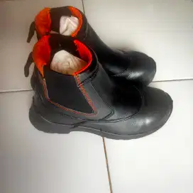 Sepatu safety king's size 41 masih baru