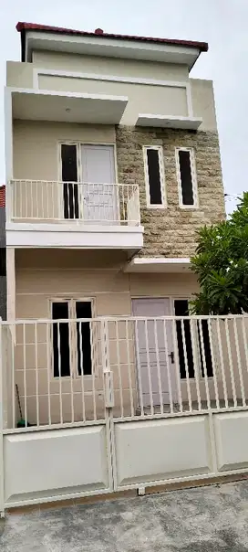 Rumah cantik ready 2 lantai DP minim Rungkut