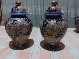 Toples dan Guci Cantik
