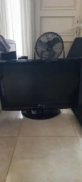 Dijual tv led flat 33 ich lengkap berikut remot tv