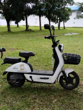 Sepeda Listrik model vespa (Nego tipis)