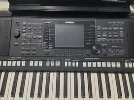 Keyboard YAMAHA PSR S750