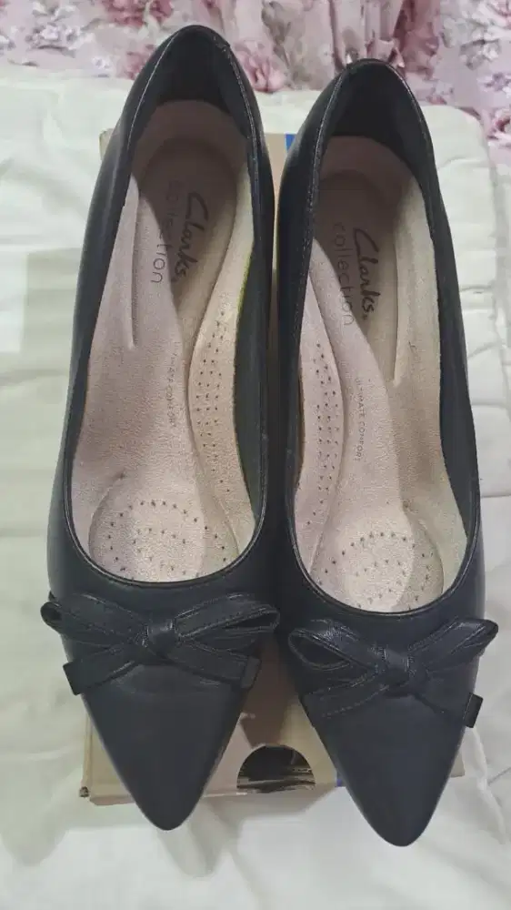 Sepatu Clarks warna hitam