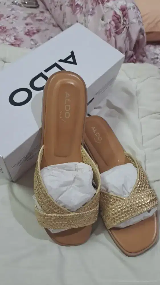 Sandal aldo warna emas
