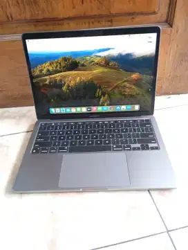 MacBook Pro M1 2020 Touchbar
Proc M1
RAM 8GB  
SSD 256GB
Layar 13,3in