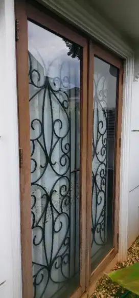 Daun jendela bekas