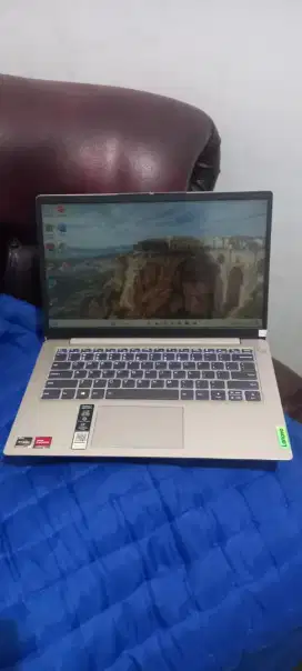 Laptop lenovo ryzen5 8/512ssd vga