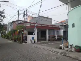 DISEWAKAN RUMAH POJOK BARU SELESAI DIRENOVASI