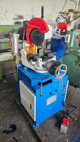 Mesin circular saw potong pipa