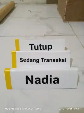 Papan nama akrilik