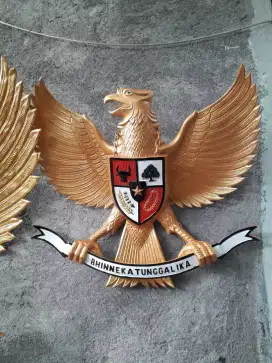 Hiasan patung burung Garuda Pancasila.bahan fiber.