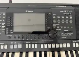 Yamaha psr s775