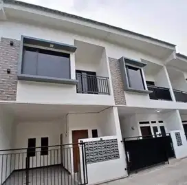 Rumah mewah 2 lantai harga bisa ditembus dgn harga 1 lantai