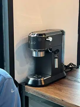 Delonghi Espresso Coffee Machine Dedica Style EC 685.BK Mesin Kopi