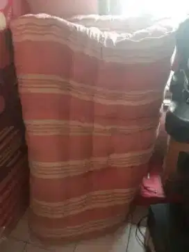 Jual aja nih kasur kapuk 400rb net 2 pcs,masih bagus dan tebal