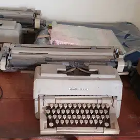 Mesin tik / ketik Olivetti Linea 98