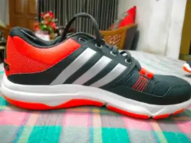 Sepatu Adidas gym warios