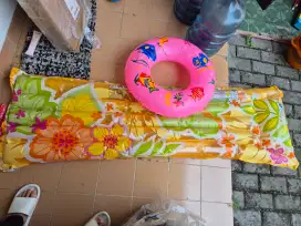Ban renang bundar dan kasur