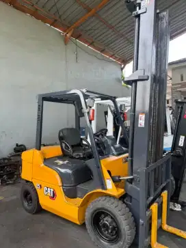 Forklift Caterpillar 2,5 Ton,Manual,Tiang 5 Meter,Mesin S4S,Tahun 2011