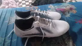 Sepatu bola specs