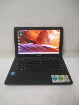 Laptop ASUS E202S HITAM