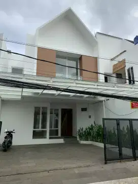 Dijual rumah siap huni 2 lantai di Pejaten Jakarta Selatan
