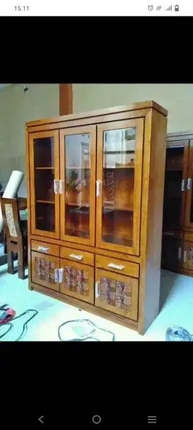 Lemari pajangan 3 pintu