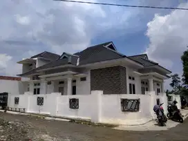 Dijual Rumah Putih Hook di Jalan Pagar Alam 2 Lantai