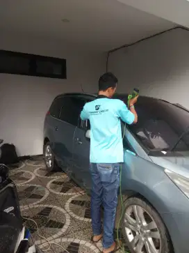 Ahlinya dalam bidang pemasangan kaca film