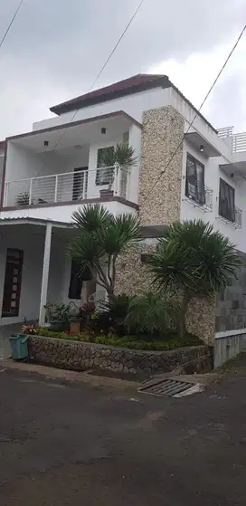 Dijual 2 Rumah konsep villa  Full Furnish Di Cianjur, Jawa Barat