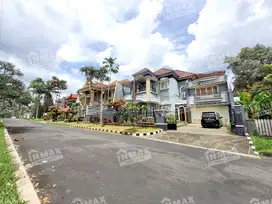 Disewakan Rumah Mewah 2 Lantai Daerah Dieng, Ada Kolam Renang