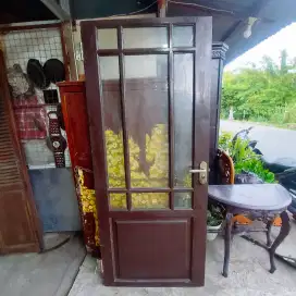 Pintu Kayu Jati Lawas dengan Panel Kaca Transparan Estetik Kontemporer