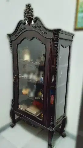 Lemari pajang kayu ukir antik cocok untuk koleksi