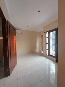 Di sewakan rumah 2 lantai kamar4+1 di cluster harmoni harapan indah