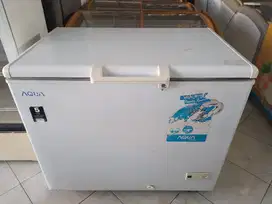 Dijual atau Disewakan Freezer box bekas Aqua 300lt brng orisinil oke