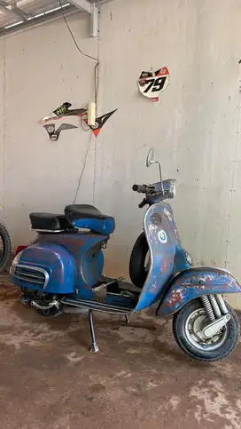 Vespa super biru