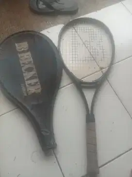 Raket tenis merek Becker