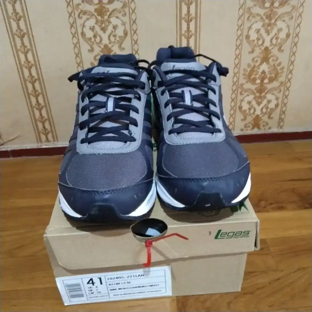 Sepatu olahraga merk Legas