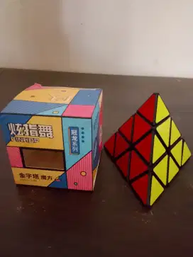 Mainan Rubik Segitiga / Piramid