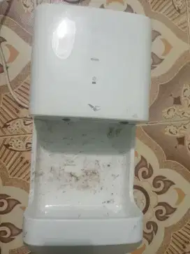 Mesin pengering tangan (hand dryer)