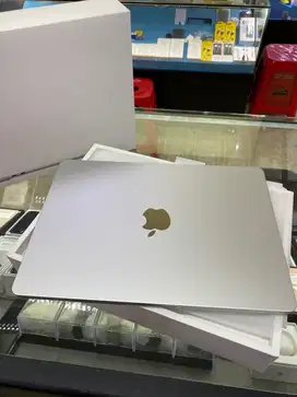 Macbook Air M2 13inci 8/256 silver garansi ibox ON 25 November 2025