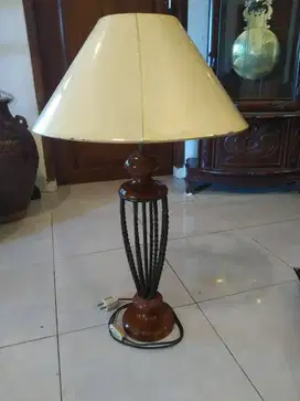 Lampu tidur kaki besi tempa