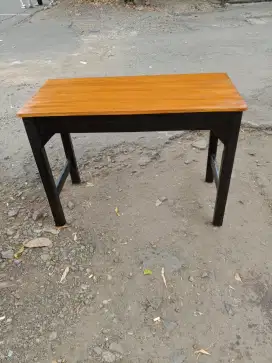 Meja jangkung serbaguna